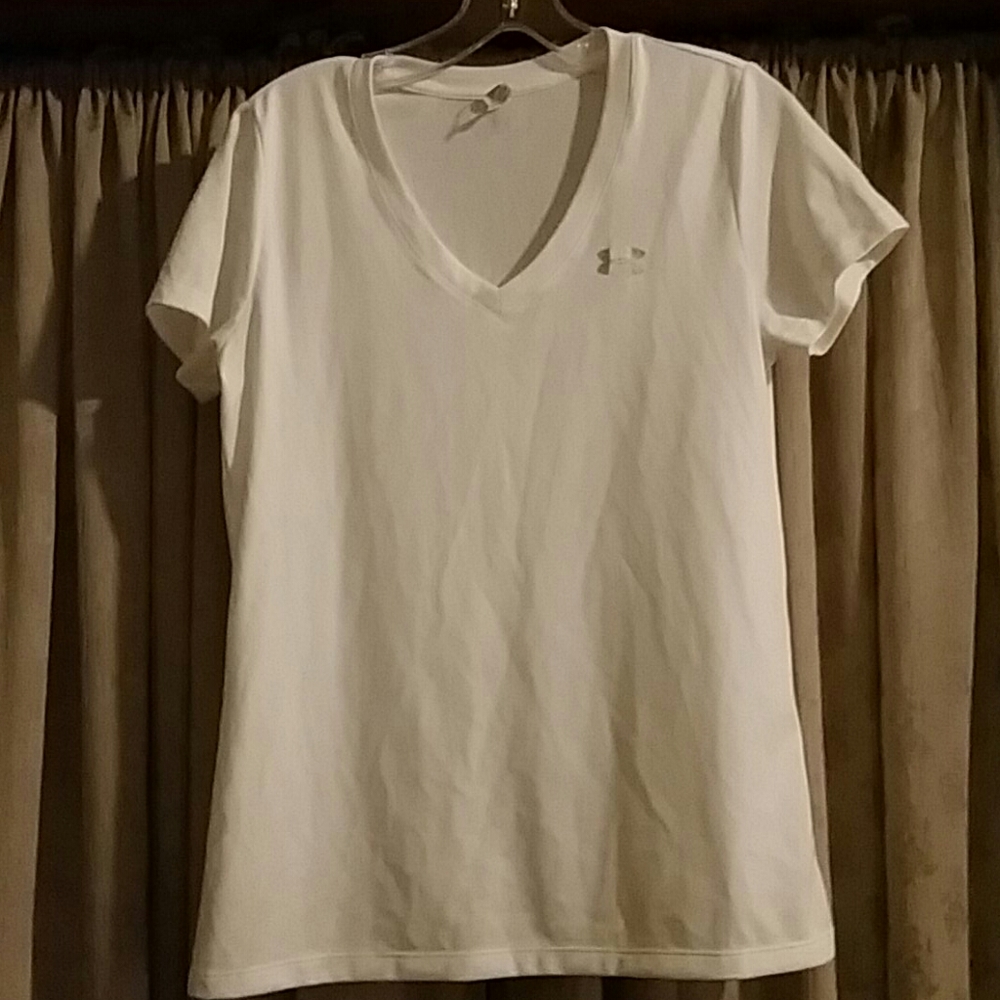 UNDER ARMOUR white t-shirt